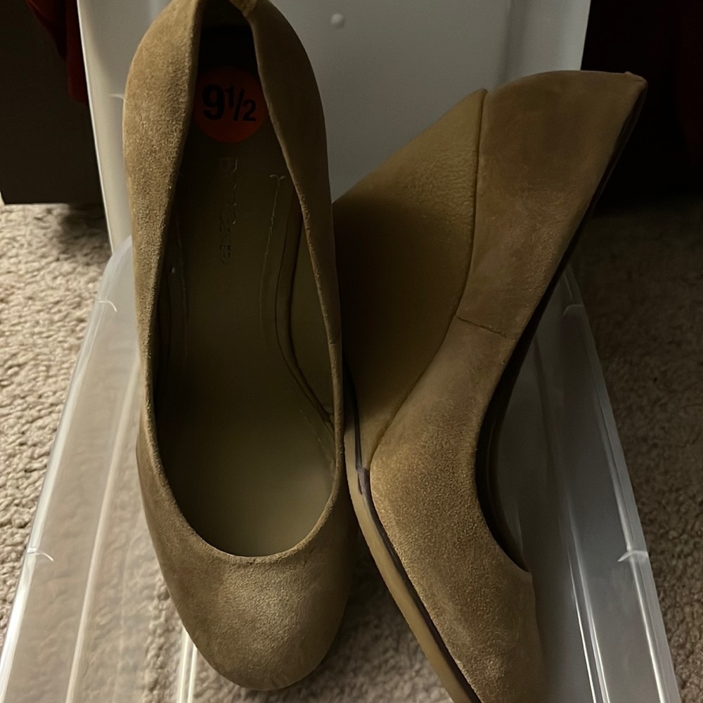 Wedge about 3 1/2 inches high, tan with rounded toes